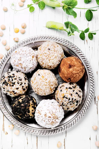 Vegan şeker nohut, Kuru üzüm, Kuru kayısı ve ceviz ile. Temiz gıda