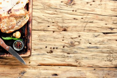 Izgara domuz ahşap kesme tahtası üzerinde dilimlenmiş. Barbekü et