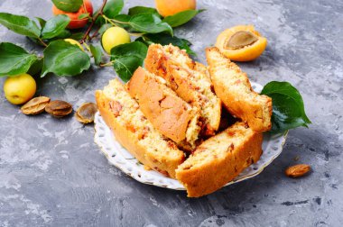 Badem ve kurutulmuş meyveler ilavesi ile İtalyan Bisküvi Kurabiye