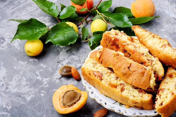 Italienische Kekse Mit Mandeln Und Getrockneten Früchten — Stockfoto