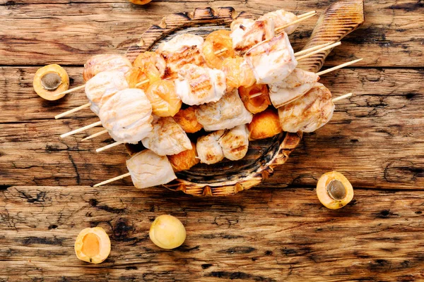 Türkiye'de şiş kebap şişleri kayısı ile üzerinde.