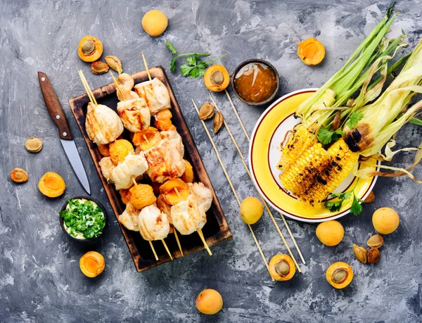 シシカバブ串焼きあんずと調理七面鳥のお肉 ピクニック用に食料 — ストック写真