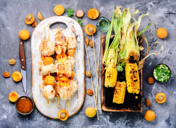 Türkiye'de şiş kebap şişleri kayısı ile üzerinde. Piknik için gıda.