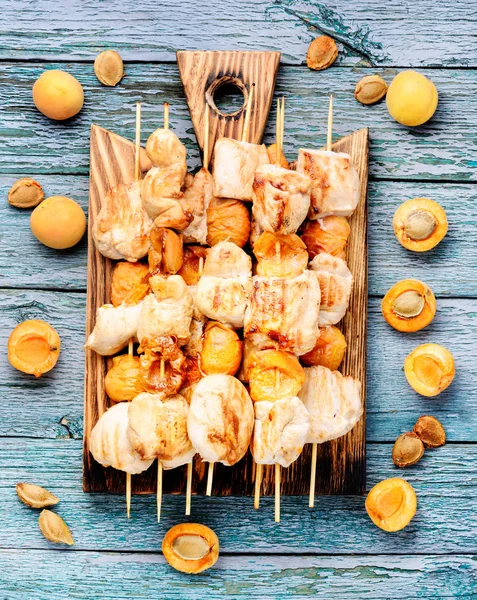 Hindi eti, şiş üzerinde kayısı ile pişmiş şiş kebabı