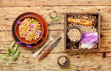 Vegan sağlıklı salata nohut ve kuru üzüm ile