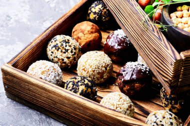 Nohut, Kuru üzüm, Kuru kayısı ve ceviz ile diyet tatlılar. Temiz gıda