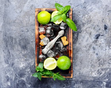 Mojito malzemeler. Limon, nane ve baston suga