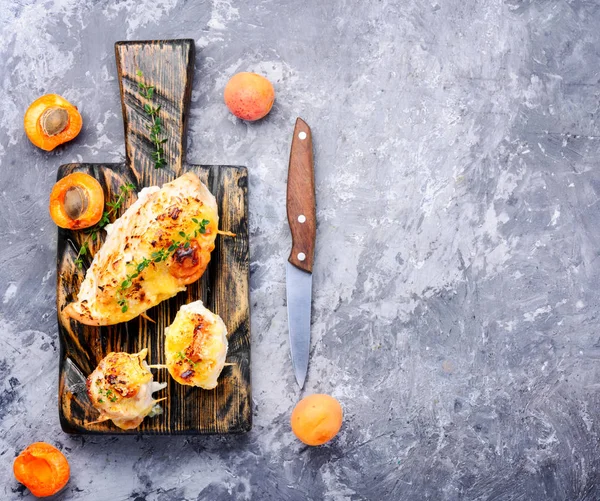 Tavuk göğsü ile olgun Kayısı Dolması dan çanağı. Sağlıklı gıda