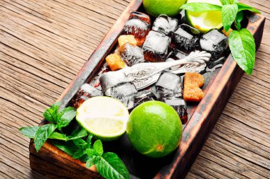 Mojito malzemeler. Limon, nane ve baston suga