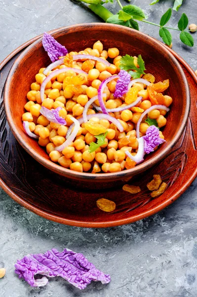 Ensalada Vegana Saludable Con Garbanzos Pasas — Foto de Stock