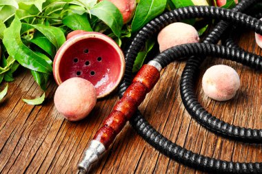 Nargile sigara aroma şeftali ile için. Şeftali shisha