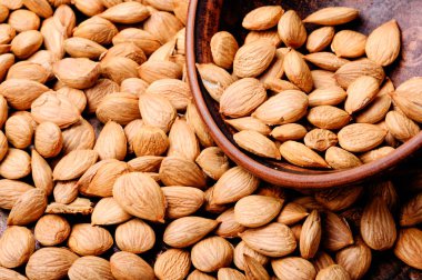 Ahşap bir masa üzerinde Kurutulmuş Kayısı çekirdeği