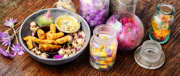 Çeşitli ham tıbbi bitkiler ve çiçekler. Alternatif Tıp kavramı