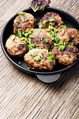 Dökme demir tavada kavrulmuş Dana köfte. Lezzetli pirzola