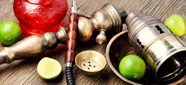 Narguilé Fumante Oriental Tradicional Com Sabor Limão Cítrico Shisha Elegante — Fotografia de Stock