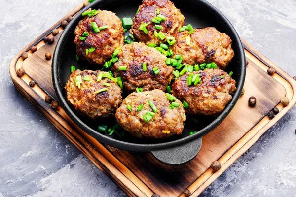 Albóndigas Ternera Asada Sartén Hierro Fundido Deliciosa Chuleta — Foto de Stock