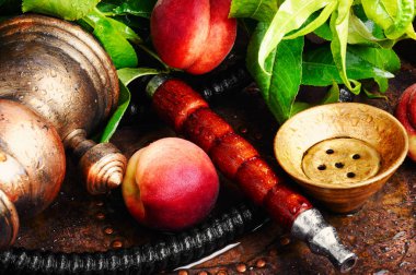 Nargile sigara aroma şeftali ile için. Şeftali shisha