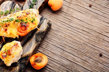 Kavrulmuş tavuk göğsü ile kayısı dolması. Sağlıklı gıda