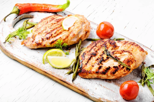 Bütün tavuk göğsü ile baharat mutfak gemide. Yaz Barbekü