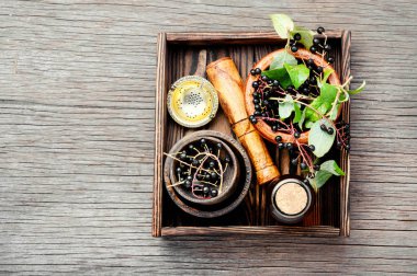 Kuş-kiraz yaprakları ve şifalı karışım ile. Bitkisel ilaç