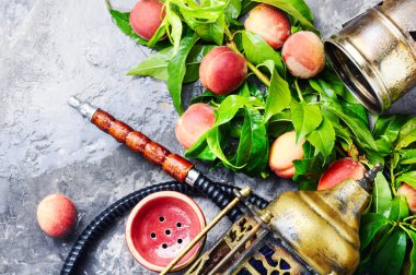 Nargile sigara aroma şeftali ile için. Şeftali shisha