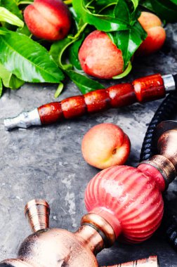 Nargile sigara aroma şeftali ile için. Şeftali shisha
