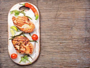 Mutfak gemide baharat ile bütün tavuk göğsü