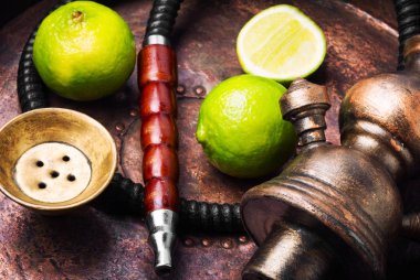 Narenciye kireç lezzet ile geleneksel oryantal sigara nargile. Şık kireç shisha