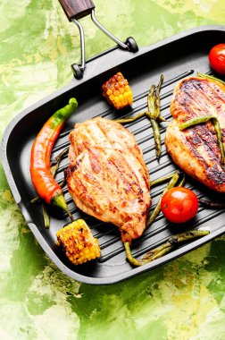 Bütün tavuk göğsü ile baharat tava üzerinde. Yaz Barbekü