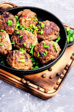 Dökme demir tavada kavrulmuş Dana köfte. Lezzetli pirzola