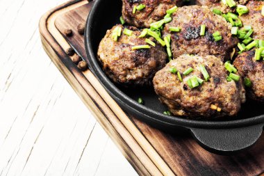 Dökme demir tavada kavrulmuş Dana köfte. Lezzetli pirzola