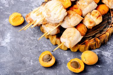 Türkiye'de şiş kebap şişleri kayısı ile üzerinde.