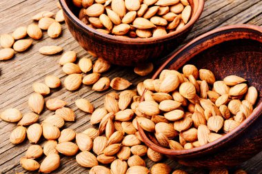 Ahşap bir masa üzerinde Kurutulmuş Kayısı çekirdeği