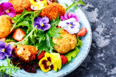 Vitamini yaz salatası çilek, kızarmış peynir, roka ve çiçekler. Sağlıklı gıda