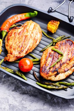 Tava üzerinde sebzeli ızgara tavuk göğsü. Yaz Barbekü