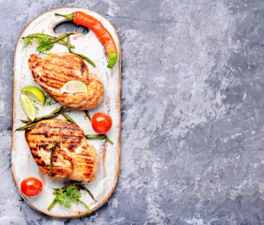 Izgara tavuk göğsü ile mutfak gemide baharat