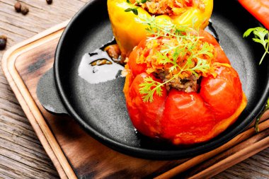 Pirinç ve kıyma ile biber dolması