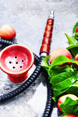Nargile sigara aroma şeftali ile için. Şeftali shisha