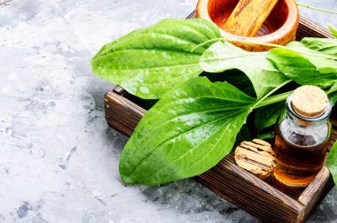 Bir kutu ilaç şişe içinde büyük muz yaprak