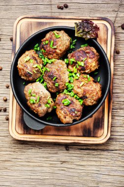 Dökme demir tavada kavrulmuş Dana köfte. Lezzetli pirzola