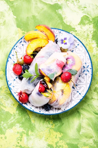 Involtini Estivi Freschi Assortiti Con Frutta — Foto Stock