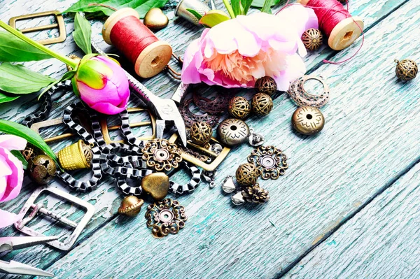 Stilvoller Damenschmuck Aus Ketten Perlen Und Anhängern — Stockfoto