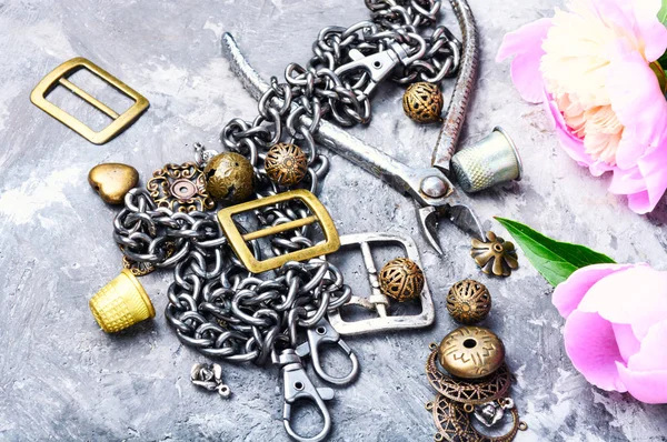 Elegante Joyería Femenina Hecha Cadenas Cuentas Colgantes —  Fotos de Stock