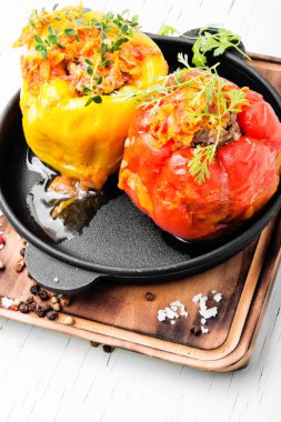 Kırmızı ve sarı bell Biber pilav ile doldurulmuş ve kıyılmış et