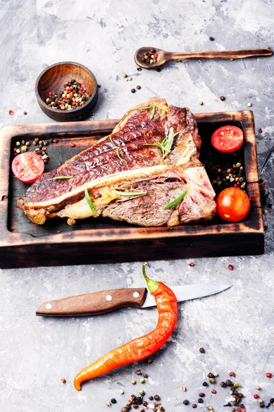 Bife Carne Grelhada Com Especiarias Tábua Corte — Fotografia de Stock