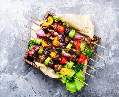 Izgara sebze Kebap şişleri domates, biber, mantar, kabak ve soğan üzerinde. Diyet Barbekü. Vegan şişleri