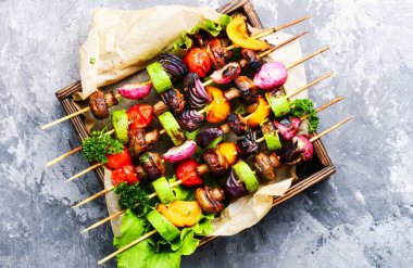 Izgara sebze Kebap şişleri domates, biber, mantar, kabak ve soğan üzerinde. Diyet Barbekü. Vegan şişleri