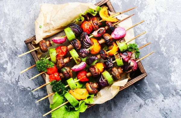 Kebabs Vegetais Grelhados Espetos Com Tomate Pimenta Cogumelos Abobrinha Cebola — Fotografia de Stock