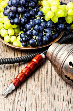 Relax için aroma üzüm ile oryantal nargile. Üzüm shisha