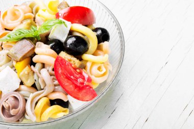 İtalyan makarna ve kızarmış sebze salatası